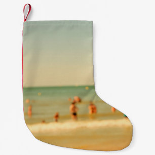 Dåligt strandfoto med bokeh. Personer som lättar p Liten Julstrumpa