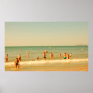 Dåligt strandfoto med bokeh. Personer som lättar p Poster