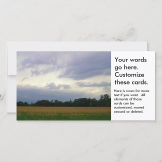 Dåligt väder närmar sig oväder på gården i fält