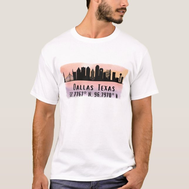 Dallas TX Skyline Latitude och Longitud T Shirt (Framsida)