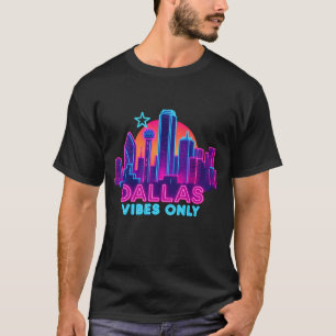 Dallas Vibes Only – Neon Skyline 1980-tals Synthwa T Shirt