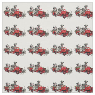 Dalmatian valper med avfyrar lastbilen tyg