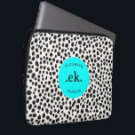 Dalmatien Hund Abstrakt Mönster Aqua Blue Monogram Laptop Fodral<br><div class="desc">Skydda din bärbara dator i stil med Dalmatien Hund Mönster Aqua Blue Monogram Laptop sleeve. Den här sleeven har en lekfull och modern Dalmatisk design med feta svarta och vita prickar och en sjudande accent från shock rosa och ger din tekniska utrustning en ny design. Anpassa den med ett monogram...</div>