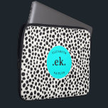 Dalmatien Hund Abstrakt Mönster Aqua Blue Monogram Laptop Fodral<br><div class="desc">Skydda din bärbara dator i stil med Dalmatien Hund Mönster Aqua Blue Monogram Laptop sleeve. Den här sleeven har en lekfull och modern Dalmatisk design med feta svarta och vita prickar och en sjudande accent från shock rosa och ger din tekniska utrustning en ny design. Anpassa den med ett monogram...</div>