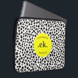 Dalmatien Hund Abstrakt Mönster Shock rosa Monogra Laptop Fodral<br><div class="desc">Skydda din bärbara dator i stil med Dalmatien Hund Abstrakt Mönster Monogram Laptop sleeve i Shock rosa. Den här sleeven har en lekfull och modern Dalmatisk design med feta svarta och vita prickar och en sjudande accent från shock rosa och ger din tekniska utrustning en ny design. Anpassa den med...</div>