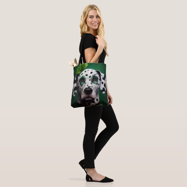 Dalmatien Hund i St. Patrick Dress Tygkasse (På modell)