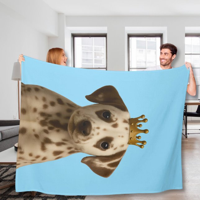Dalmatien Puppy i Cute Guld Krona Fleecefilt (Dalmatian Puppy in Gold Crown Cute Fleece Blanket
by Ricaso. Brown spotted dally pup dog on blue)