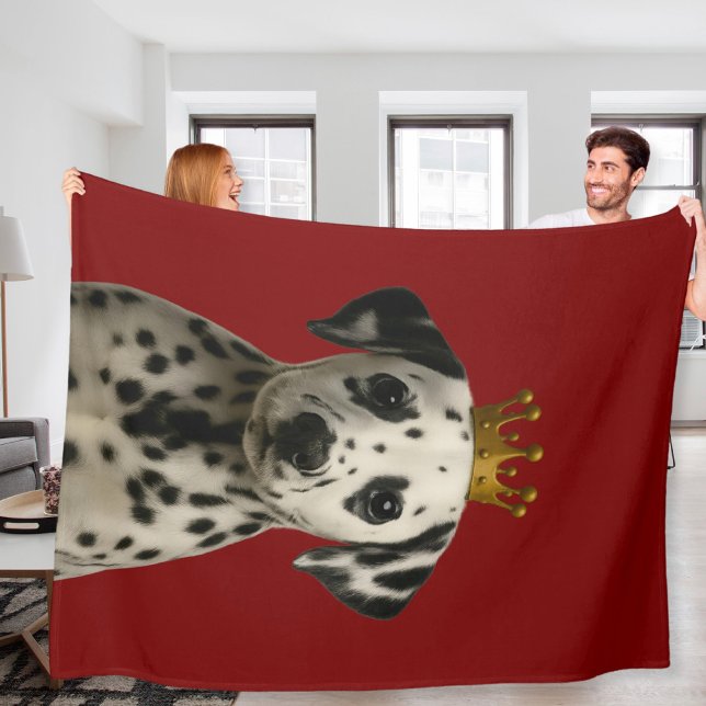 Dalmatien Puppy i Cute Guld Krona Fleecefilt (Dalmatian Puppy in Gold Crown Cute Fleece Blanket
by Ricaso. Dally pup on red throw blanket.)