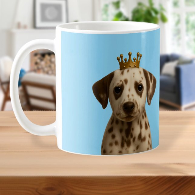 Dalmatien Puppy i Cute Guld Krona Kaffemugg (Dalmatian Puppy in Gold Crown Cute Coffee Mug
by Ricaso. Dally pup dog on a blue background)