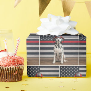 Dalmatiner hund som bär en brandmans hjälm presentpapper