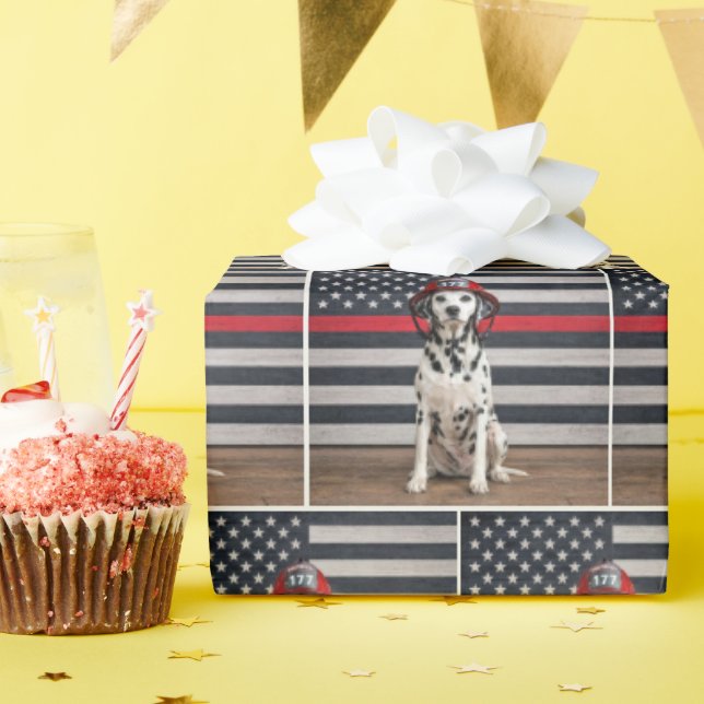 Dalmatiner hund som bär en brandmans hjälm presentpapper (Födelsedagsfest)