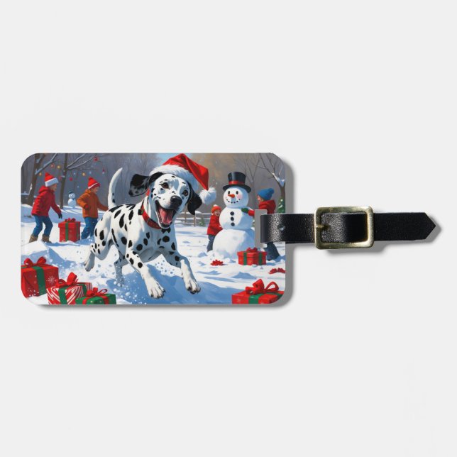 Dalmatiner springer i snö med julhatt bagagebricka (Horisontell Framsida)