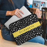 Dalmatiska prickar, prickar, svart och vitt, ditt  laptop fodral<br><div class="desc">Cute,  roligt och adaterma dalmatiker fläckar mönster i svart och vitt färg. Modern gåva och trendig,  perfekt för dalmatiske älskare i ditt liv. Anpassa genom att lägga till namn,  smeknamn,  monogram eller initialer.</div>