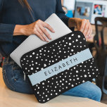 Dalmatiska prickar, prickar, svart och vitt, ditt  laptop fodral<br><div class="desc">Cute,  roligt och adaterma dalmatiker fläckar mönster i svart och vitt färg. Modern gåva och trendig,  perfekt för dalmatiske älskare i ditt liv. Anpassa genom att lägga till namn,  smeknamn,  monogram eller initialer.</div>
