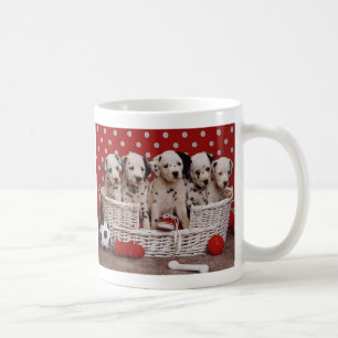 Dalmatiska valpar i Basket-kaffe i Mugg