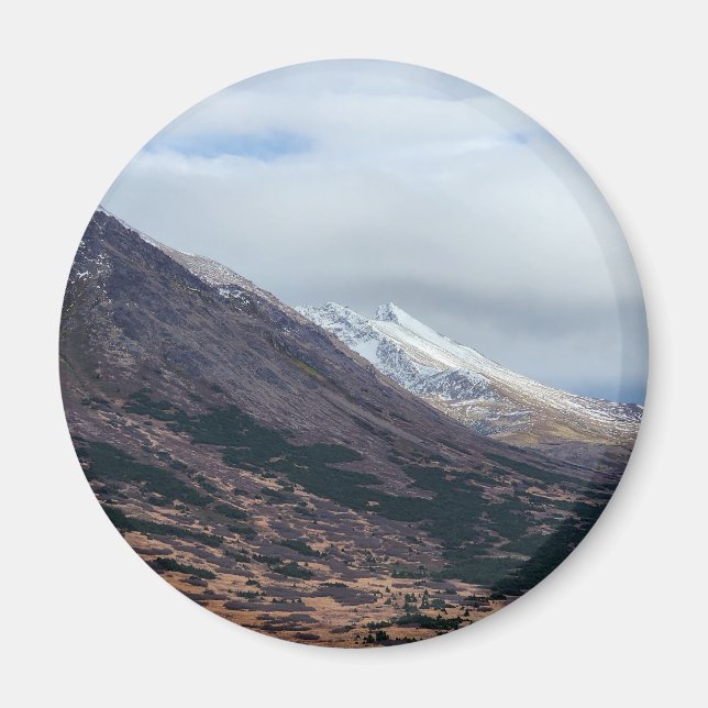 Dalslandskap med snötäckta berg magnet (Framsidan)