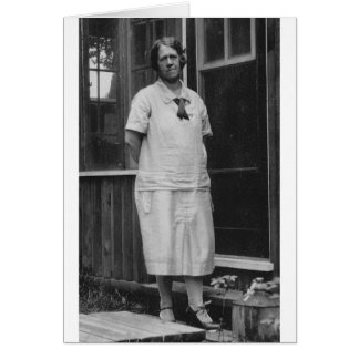 dam 1920 står utanför byggnad hälsningskort