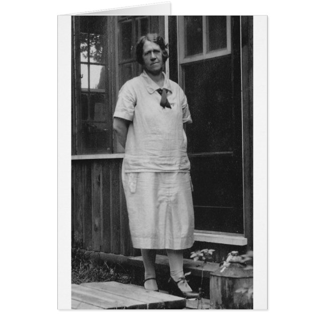 dam 1920 står utanför byggnad hälsningskort (Framsidan)