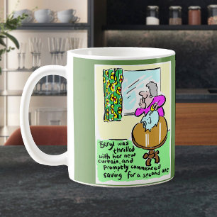 Dam är nöjd med sin nya ridå kaffemugg
