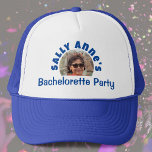 Dam Bachelorette Party Photo Keps<br><div class="desc">Att fira ett Bachelorette-parti. Designad för någon som har ett "Bachelorette Party"! Dam med ditt foto,  namn och party. Hen Party. Lägg till namn i den person vars party det är,  och även deras foto. Bachelorette Party baseball.</div>