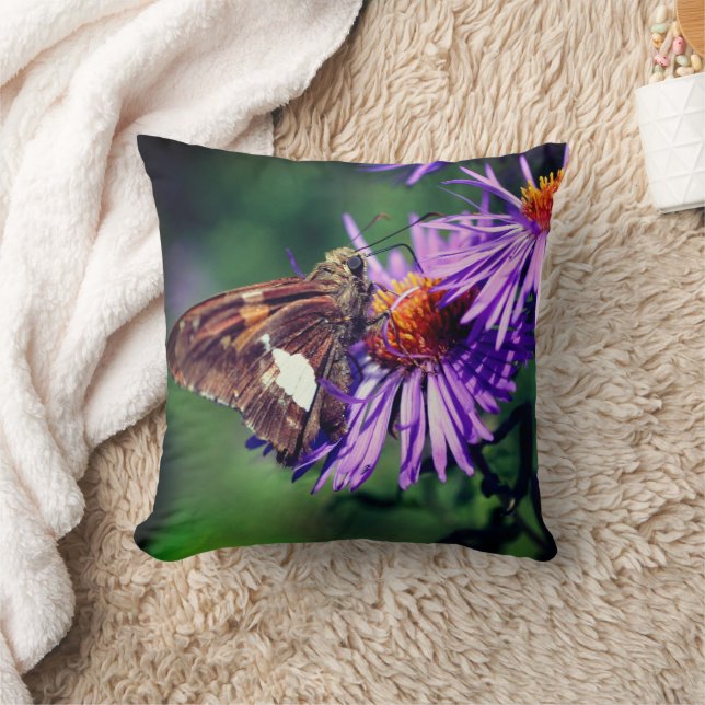 Dam Butterfly vid Vildens Aster Flower Kudde (Filt)