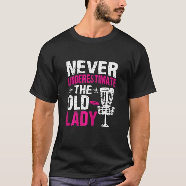Dam Discgolf  Underskatta Aldrig Den Gamla Damen T Shirt (Framsida)