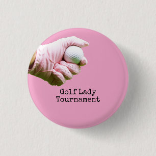 Dam golfer håller golf boll på pinkbakgrund knapp