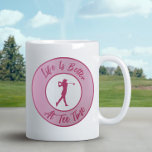 Dam Golfer Tee Time Sports Humor Funny Pun Rosa Kaffemugg<br><div class="desc">Lustigt anpassad design har en dam golfer silhuett med två tonade rosor intill böjd text "Livet är bättre på tiden!" i ett modernt rosa-skript. Utformningen upprepas och är synlig för höger eller lämnat använda. Om du har några frågor om detta eller någon av mina konstruktioner kontaktar du beachpausedesigns@gmail.com. Begäran från...</div>
