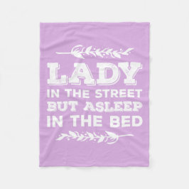 Dam i gatan men sovande i den roliga sängen fleecefilt