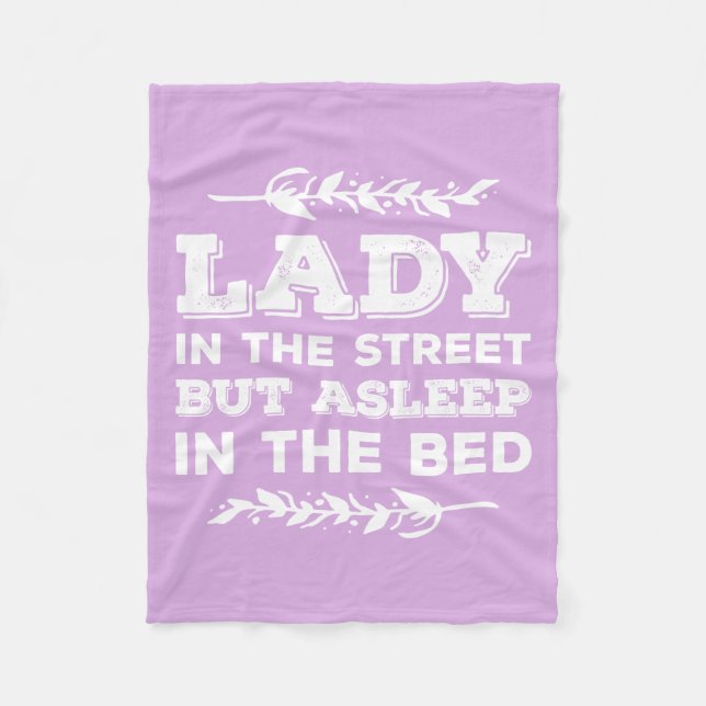 Dam i gatan men sovande i den roliga sängen fleecefilt (Framsidan)