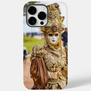 Dam i gyllene kostym och mask