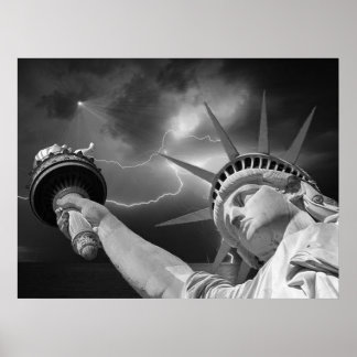 Dam Liberty under stormiga himlar Poster