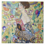 Dam med A Fläkt, Gustav Klimt Kakelplatta<br><div class="desc">Gustav Klimt (14 juli, 1862 - 6 februari 1918) var en österrikisk symbolmålare och en av de mest framstående medlemmarna i Wien Secession-rörelsen. Klimt noteras för målningar, murar, skisser och andra föremål d'art. Förutom hans verk, som innefattar anklagelser och porträtt, målade han upp landskap. Klimt var bland konstnärer från Wienutträdet...</div>