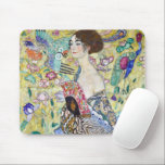 Dam med A Fläkt, Gustav Klimt Musmatta<br><div class="desc">Gustav Klimt (14 juli, 1862 - 6 februari 1918) var en österrikisk symbolmålare och en av de mest framstående medlemmarna i Wien Secession-rörelsen. Klimt noteras för målningar, murar, skisser och andra föremål d'art. Förutom hans verk, som innefattar anklagelser och porträtt, målade han upp landskap. Klimt var bland konstnärer från Wienutträdet...</div>