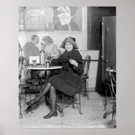 Dam med en dold flaska, 1922. Gammalt foto Poster