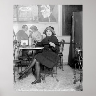 Dam med en dold flaska, 1922. Gammalt foto Poster