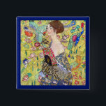Dam med Fläkt av Gustav Klimt, Vintage japonism Knapp<br><div class="desc">Dam tillsammans med Fläkt (1918) av Gustav Klimt är en vintage av porträtt av Viktorian Era Symbolism bra art. En vacker brunettkvinna som har en orientalisk fläkt. Den gyllene blommigten Japans tematiska bakgrund är fullt av blomning av exotiska blommor, frikor och andra fåglar med utdragen vingar. Om konstnären: Gustav Klimt...</div>