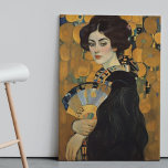 DAM MED FLÄKT poster Gustav Klimt-väggkonst<br><div class="desc">Detta ikoniska mästerverk, som är försett med Klimts namnteckning guld löv och krångligt mönster, kommer att tillföra en aning tidlös elegans till vilket utrymme som helst. Den förtäckta kvinnans mystiska glänt, som håller hennes ornat fläkt, skapar en luft av intrighet och sofistikering. Att ge detta unika biet till en konst...</div>