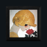 DAM MED RÖD ROS MINNESASK<br><div class="desc">Vibrant,  klassi Fransk Art Deco med hög mode. Porträtt om en vacker ung kvinna som bär en guldhatt med blomma,  svart vit,  gult,  grått färg .Coola,  modern och konstnärlig design.</div>