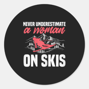 Dam Ski Roligt Skidåkning Underskatta Aldrig En Kv Runt Klistermärke