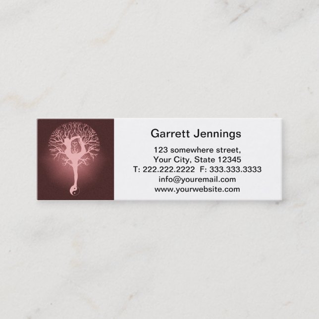 Dam som gör yoga med röd bakgrund mini visitkort (Framsida)