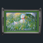 Dam till Claude Monet Painting Dans La Prairie Frukostbricka<br><div class="desc">Söt imponerande målning av ett Viktorianskt Dam som läser i en skugga. "Dans la prairie" betyder "In the meadow". Claude Monet,  i sitt oförytterliga stil fångar en perfekt sommardag. Dam bär sin bästa Söndag-vita klänning och bonnet. En ängsskugga fylld med vackra blommor,  inklusive daisy naturligtvis. Anpassa till namn.</div>