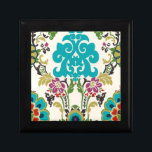 Damask Blommönster Plum Turcos Minnesask<br><div class="desc">Blommönstren Turkos,  plommon,  grönt och lila möts på en vit bakgrund för att ge liv åt denna dammavla från Erica Vess i juni. Fungerar som en gåva till dig själv,  en vän eller en familjemedlem.</div>