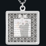 Damask Elegance Bröllop Silver Square Necklace Silverpläterat Halsband<br><div class="desc">Anpassa det här söt halsbandet att ha som bröllopsfavörer på bröllopsmottagningen eller att ha en själv som en hågkomst till din speciella dag. Detta halsband är också perfektens gåva till bruden på hennes möhippa. Anpassa genom att lägga till fotot.</div>