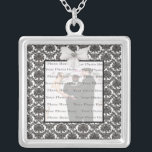 Damask Elegance Bröllop Silver Square Necklace Silverpläterat Halsband<br><div class="desc">Anpassa det här söt halsbandet att ha som bröllopsfavörer på bröllopsmottagningen eller att ha en själv som en hågkomst till din speciella dag. Detta halsband är också perfektens gåva till bruden på hennes möhippa. Anpassa genom att lägga till fotot.</div>