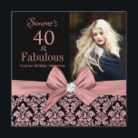 Damasken Ro guld glitter 40:e födelsedagsinbjudan Inbjudningar<br><div class="desc">Svartdämpare i glitter Ro| 40:e födelsedagsinbjudan. Fyrtio och Fabulous! En vacker modern elegant rosa ros guld glitter-blommigt, 40:e födelsedagsbjudan. Du kan anpassa och skicka ut din födelsedagsfest firande. I centrum för sötens rosa. Ersätt exempelfotot med ett eget. orden "40 och Fabulous" ställs in med populär tyfografi. Du kan anpassa färgerna...</div>