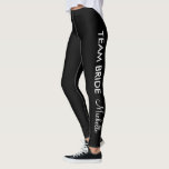 Damasker för lagbrudbrudtärnor för bachelorette leggings<br><div class="desc">Team brudbrudtärnadamasker för bachelorette eller bröllopsfest. Gullig svartvit typografidesign. Beställnings- athleisuredamasker. Tillfälliga sportar som beklär för kvinnor och, tonåring flickor. Personalizable strumpbyxor med beställnings- bakgrundsfärg. Gör din den egna anpassningsbar utskrivavna byxor för bacheloretten, bröllop, brudens sida, förlovning, populära sportar, skola, genomköraren, gymnastik, dansen, idrottshallen, kondition, öva, utbildning, yoga, att jogga,...</div>