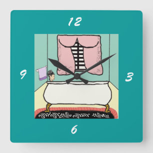 Damen i badkarväggen tar tid på fyrkantig klocka