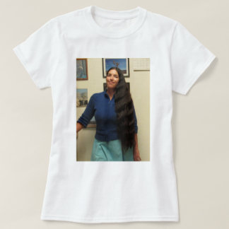 Damen med den mörka bruna tagelskjortan t-shirt