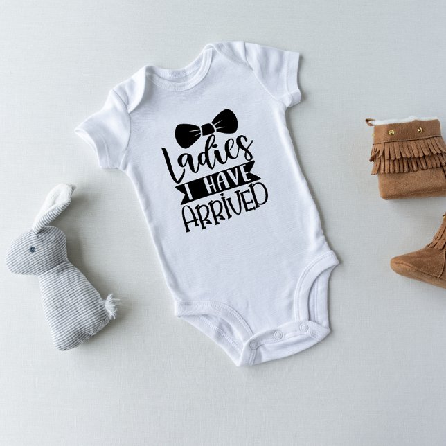 Damernas Ankomst Baby Body T Shirt (Skapare uppladdad)